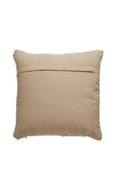 Beige kussen gezien van achteren, met zichtbare rits.