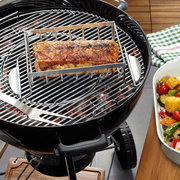 Spare Rib Halter auf einem Grill mit gegrillten Rippchen, seitliche Perspektive