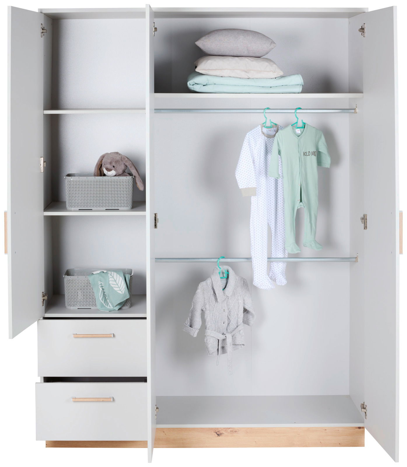 MyBaby Kleiderschrank LEO Offener Kleiderschrank mit zwei Türen und zwei Schubladen, gefüllt mit Kinderkleidung, Kissen und Aufbewahrungskörben, frontal betrachtet.