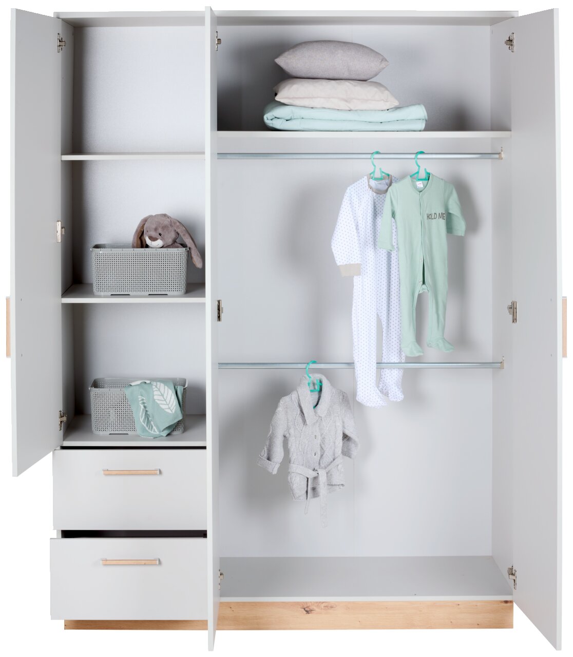 MyBaby Kleiderschrank LEO Offener Kleiderschrank mit zwei Türen und zwei Schubladen, gefüllt mit Kinderkleidung, Kissen und Aufbewahrungskörben, frontal betrachtet.