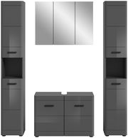 Moderne Badkombination in grauem Hochglanz mit zwei hohen Schränken, einem Waschbeckenunterschrank und einem dreiteiligen Spiegelschrank, frontal betrachtet.