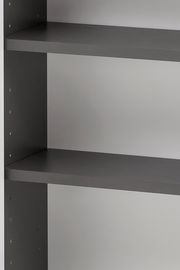 Nahaufnahme eines grauen Hängeschranks mit zwei Regalböden, seitliche Perspektive