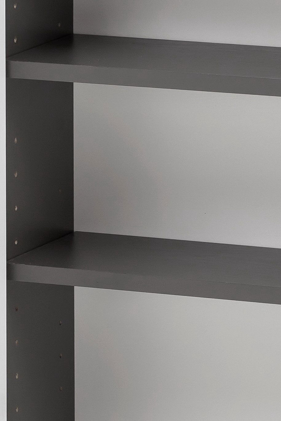 Nahaufnahme eines grauen Hängeschranks mit zwei Regalböden, seitliche Perspektive