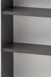 Nahaufnahme eines grauen Hängeschranks mit zwei Regalböden, seitliche Perspektive