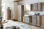 Moderner Midischrank 65 cm in Holzoptik mit grauen Akzenten, seitliche Perspektive im Badezimmer