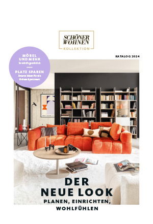 SCHÖNER WOHNEN: Katalog 2024 mit modernem Wohnzimmer, orangem Sofa und Bücherregal.