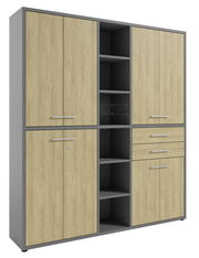 Moderner Aktenschrank in Holzoptik mit grauem Rahmen, zwei Türen und mehreren offenen Fächern, perspektivisch von vorne links betrachtet.