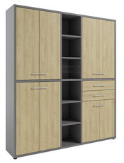Moderne archiefkast in houtlook met grijs frame, twee deuren en meerdere open vakken, in perspectief gezien vanaf links vooraan.