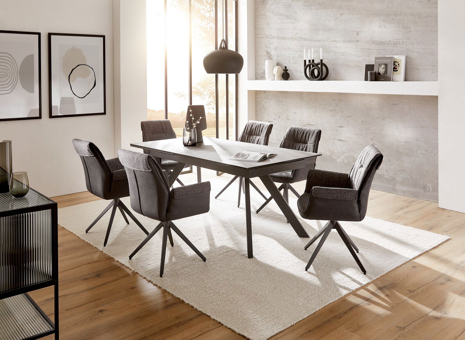 Moderner Esstisch mit sechs gepolsterten Stühlen in einem stilvollen Esszimmer, seitliche Perspektive.