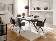 Moderner Esstisch mit sechs gepolsterten Stühlen in einem stilvollen Esszimmer, seitliche Perspektive.