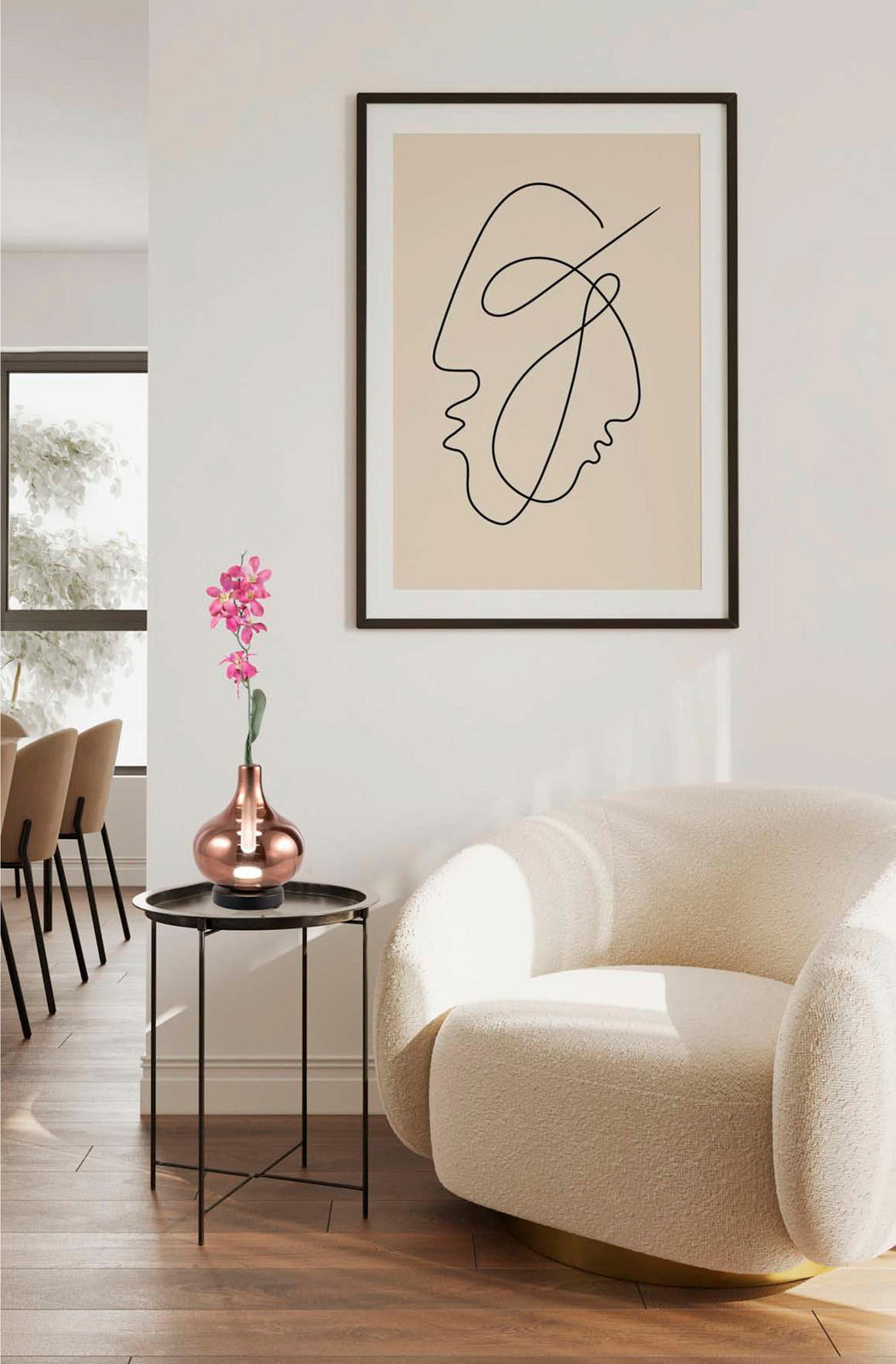 Fabas Luce LED-Glasvasenleuchte CRODO Kupferfarbene LED-Glasvasenleuchte auf einem kleinen Tisch, seitliche Perspektive, mit einer rosa Blume dekoriert, in einem modernen Wohnzimmer.