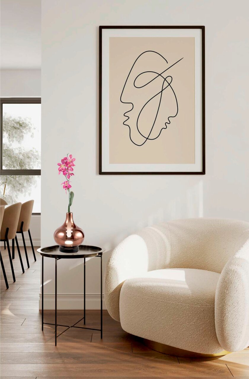 Fabas Luce LED-Glasvasenleuchte CRODO Kupferfarbene LED-Glasvasenleuchte auf einem kleinen Tisch, seitliche Perspektive, mit einer rosa Blume dekoriert, in einem modernen Wohnzimmer.