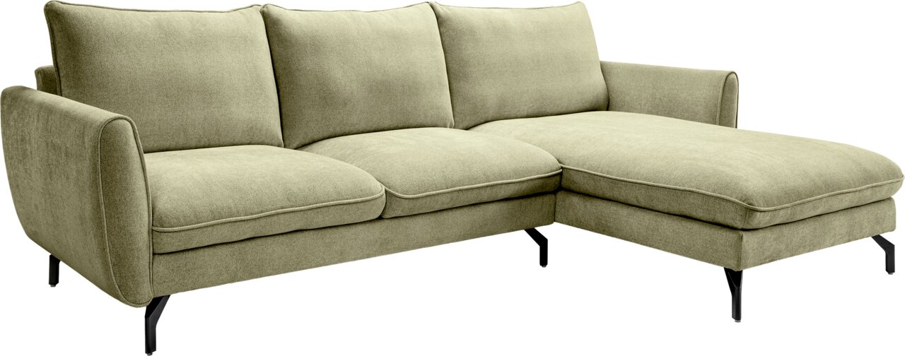 Olivgrünes Ecksofa mit rechter Ottomane, drei Rückenkissen, gepolsterten Armlehnen und schwarzen Metallfüßen, freigestellt auf weißem Hintergrund, in schräger Frontansicht von links.