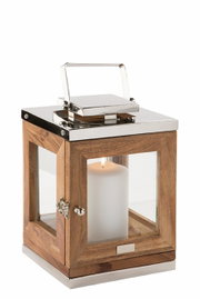 Laterne aus Akazienholz mit Glasfenstern und Metallgriff, seitliche Perspektive