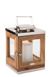 Laterne aus Akazienholz mit Glasfenstern und Metallgriff, seitliche Perspektive