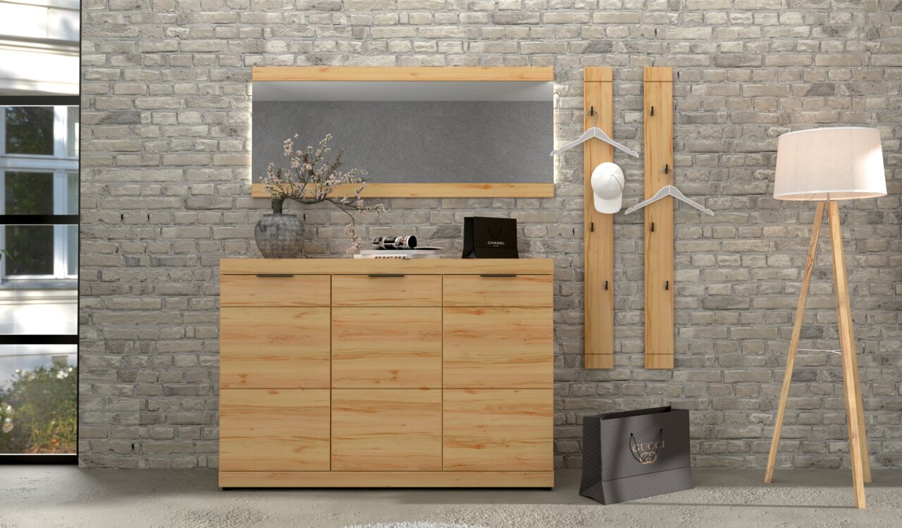 XORA Garderobenkombination OHIO Frontale Ansicht eines modernen Flur-Sets aus hellem Holz mit Sideboard, rechteckigem Wandspiegel, zwei Wandgarderobenleisten mit Kleiderbügeln und Stehlampe vor grauer Ziegelwand.