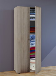 Schmaler Kleiderschrank in heller Holzoptik mit zwei Türen, leicht geöffnet und mit gefalteter Kleidung auf Regalböden, frontale Perspektive leicht von links
