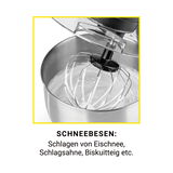 Küchenmaschine mit Schneebesenaufsatz in einer Schüssel, seitliche Perspektive