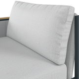 Nahaufnahme eines Lounge-Sofas mit linkem Armteil, hellgrauer Stoffbezug, seitliche Perspektive