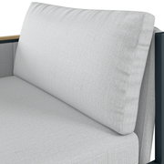 Nahaufnahme eines Lounge-Sofas mit linkem Armteil, hellgrauer Stoffbezug, seitliche Perspektive