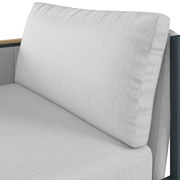 Nahaufnahme eines Lounge-Sofas mit linkem Armteil, hellgrauer Stoffbezug, seitliche Perspektive