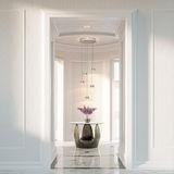 Moderne LED-Pendelleuchte in einem eleganten Raum, von vorne betrachtet, mit mehreren hängenden Lichtelementen über einem Tisch mit Blumen.