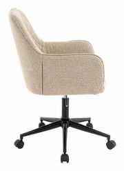 Seitenansicht eines beigen Drehstuhls mit schwarzem Fußgestell und Rollen.