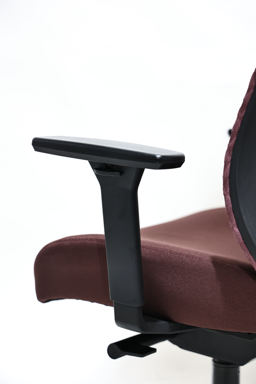 Nahaufnahme eines braunen Drehstuhls mit schwarzer Armlehne, seitliche Perspektive