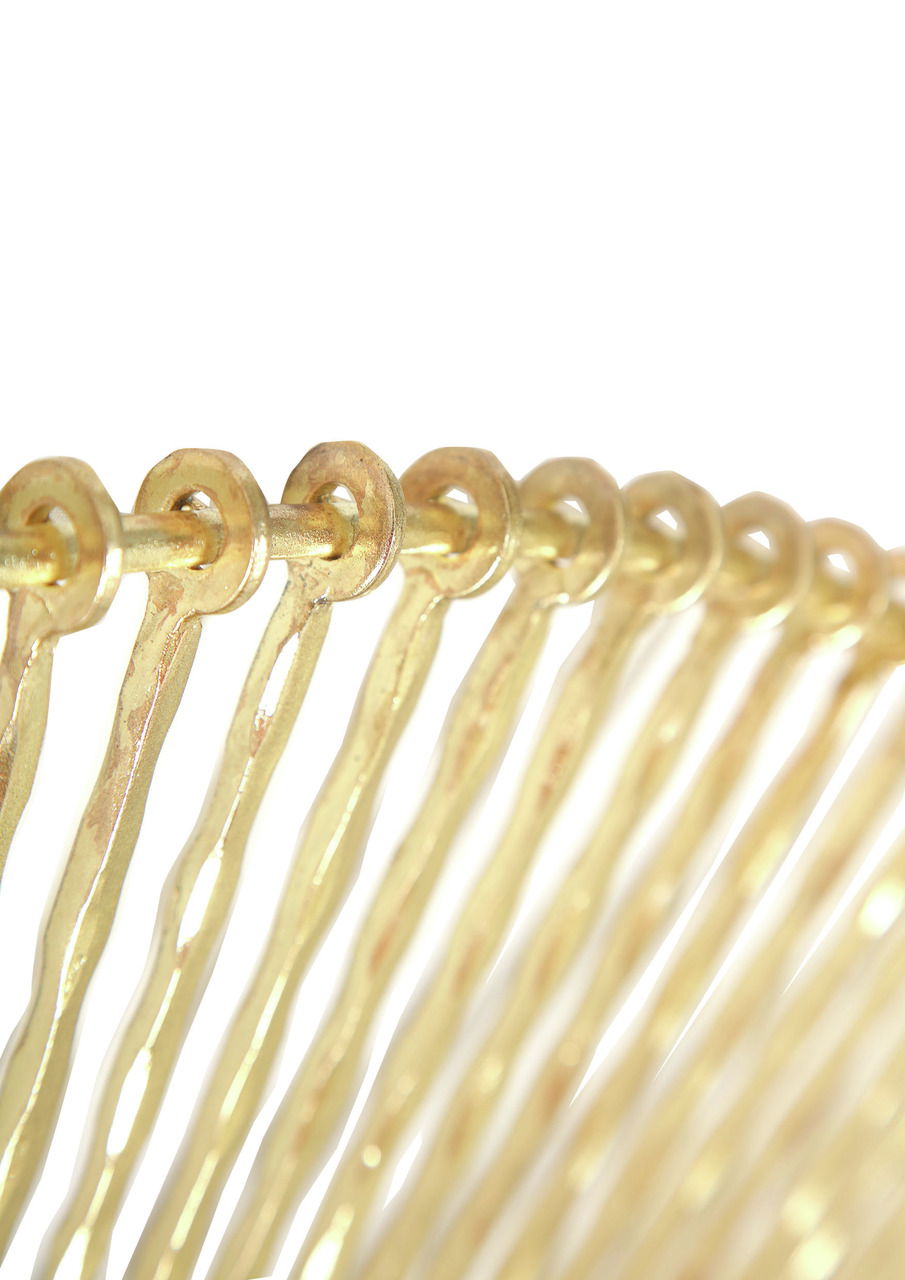 Nahaufnahme eines goldenen, dekorativen Rahmens mit runden Verzierungen, seitliche Perspektive.