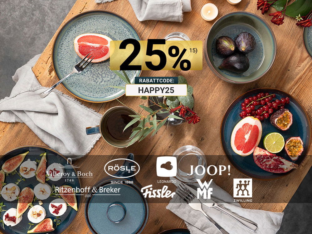 Stilvoll gedeckter Holztisch mit blauem Geschirr, Besteck, frischen Früchten, Kerzen und dekorativen Stoffservietten