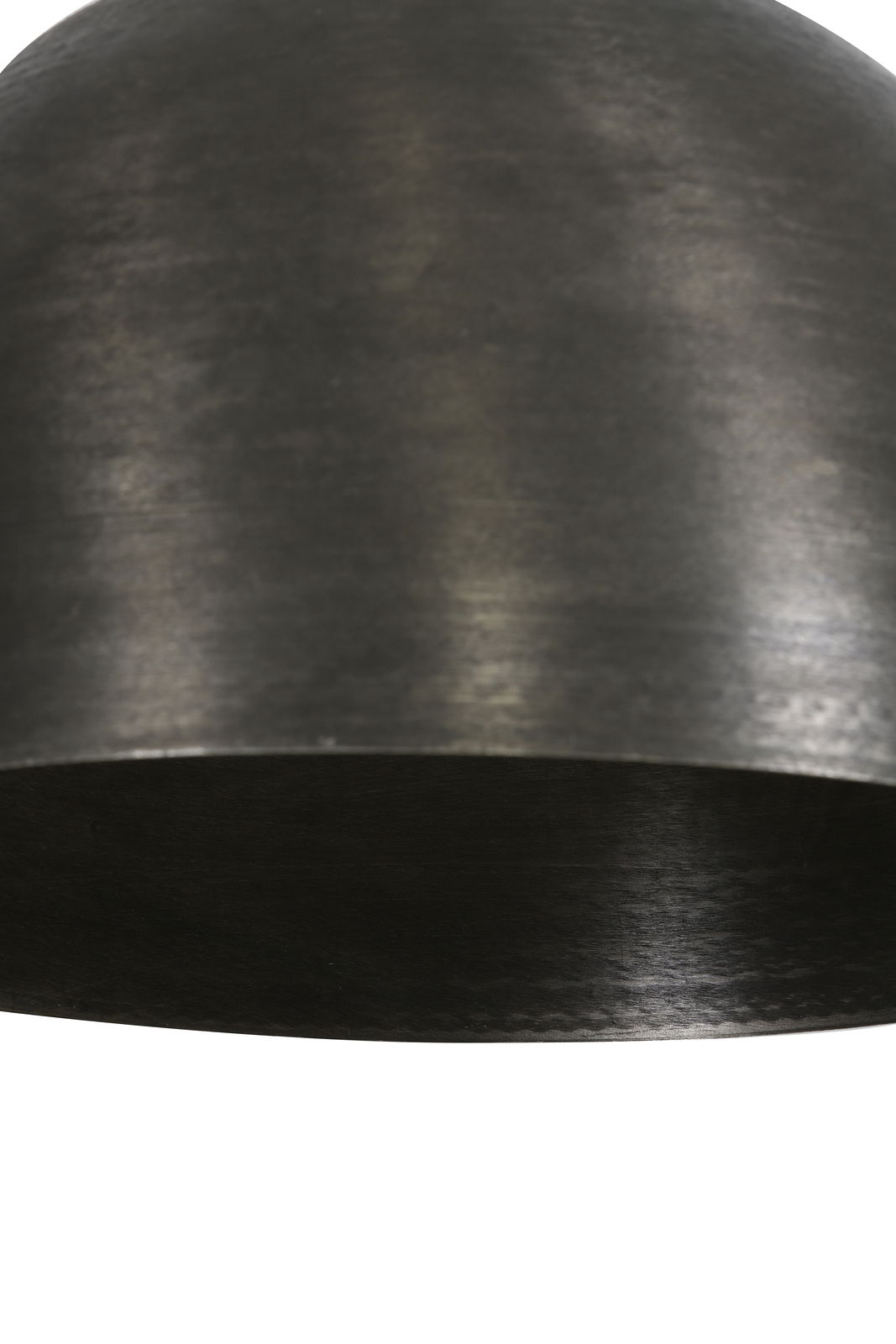 Nahaufnahme einer schwarzen Hängeleuchte mit glatter Oberfläche, von unten betrachtet.