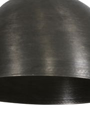 Nahaufnahme einer schwarzen Hängeleuchte mit glatter Oberfläche, von unten betrachtet.