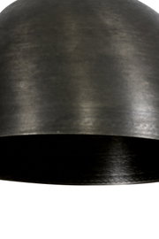 Close-up van een zwarte hanglamp met een glad oppervlak, gezien van onderaf.