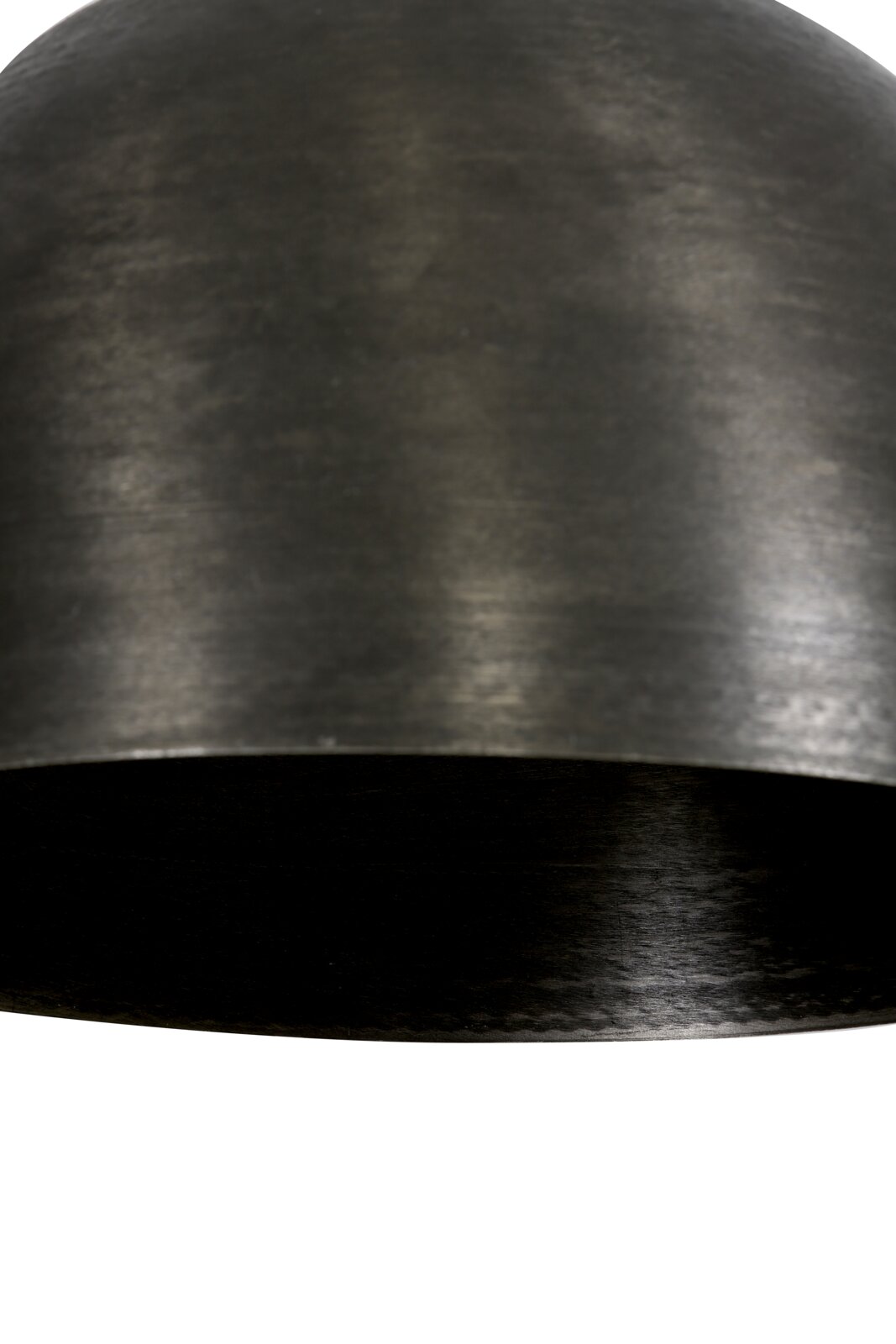Close-up van een zwarte hanglamp met een glad oppervlak, gezien van onderaf.