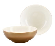 Beige-weißes Keramikgeschirr-Set mit Schale im Vordergrund und flachem Teller dahinter, Ansicht leicht von vorne auf weißem Hintergrund