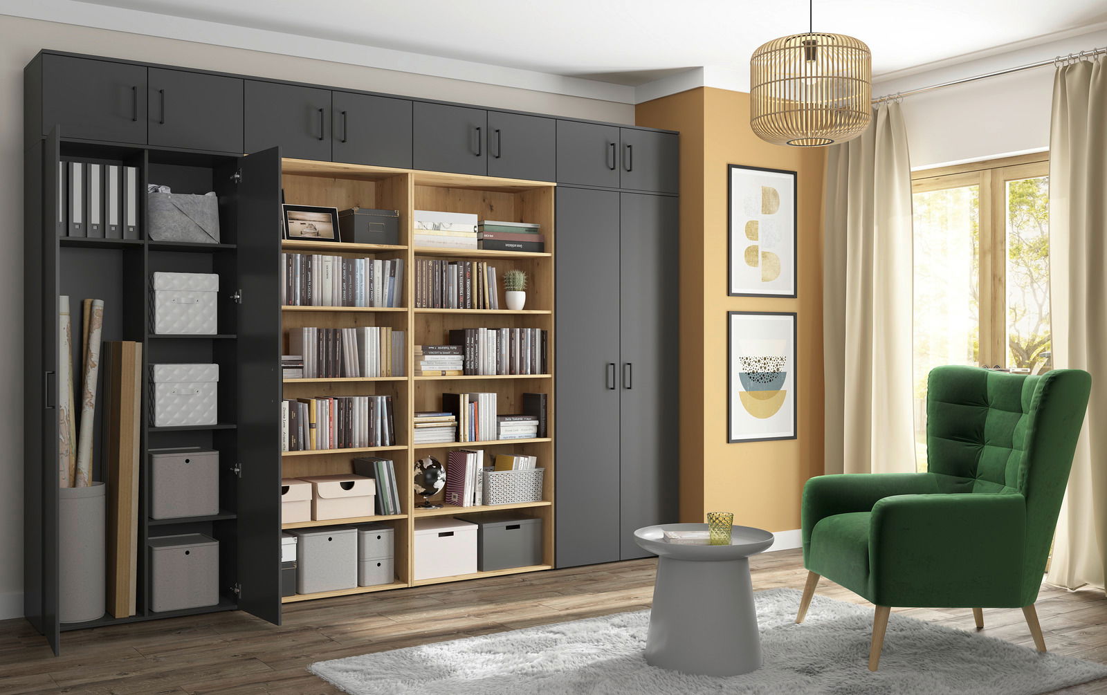 Carryhome Plank MULTISTAURAUM Moderne Wohnzimmereinrichtung mit einem großen, grauen Mehrzweckschrank und einem offenen Bücherregal in Holzoptik, daneben ein grüner Sessel und ein kleiner runder Tisch. Perspektive von vorne.