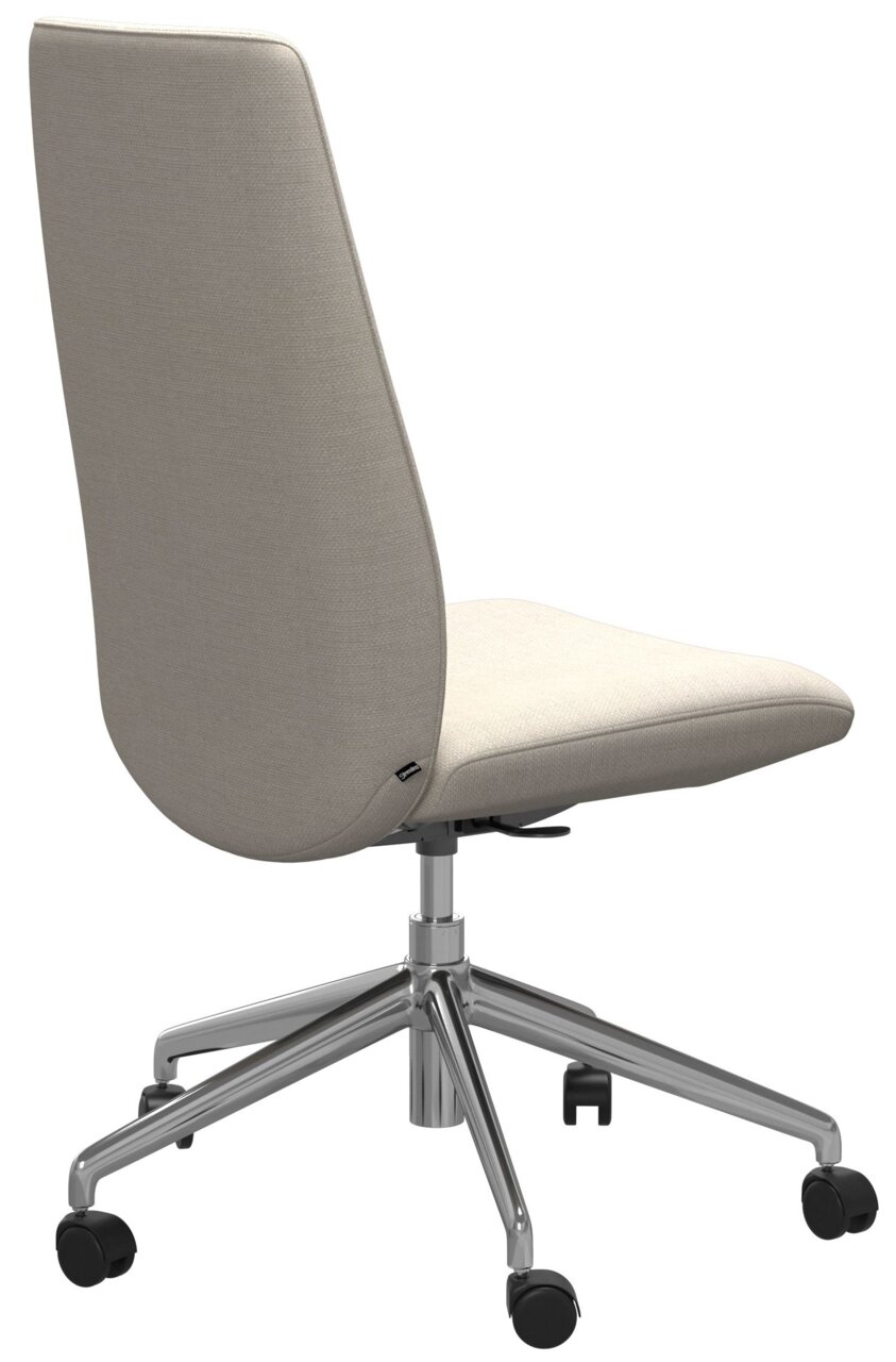 Achterkant van een moderne, ergonomische bureaustoel met lichtgrijze stoffen bekleding en een verchroomd draaipootstel op wieltjes.
