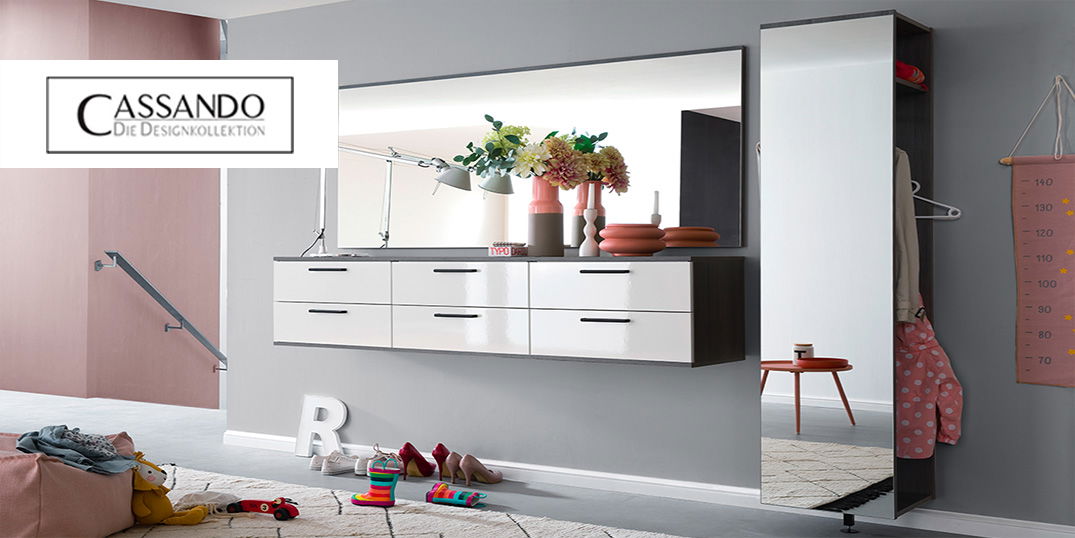 Ein moderner Eingangsbereich mit einem stilvollen Spiegel, Schubladen der Marke Cassando