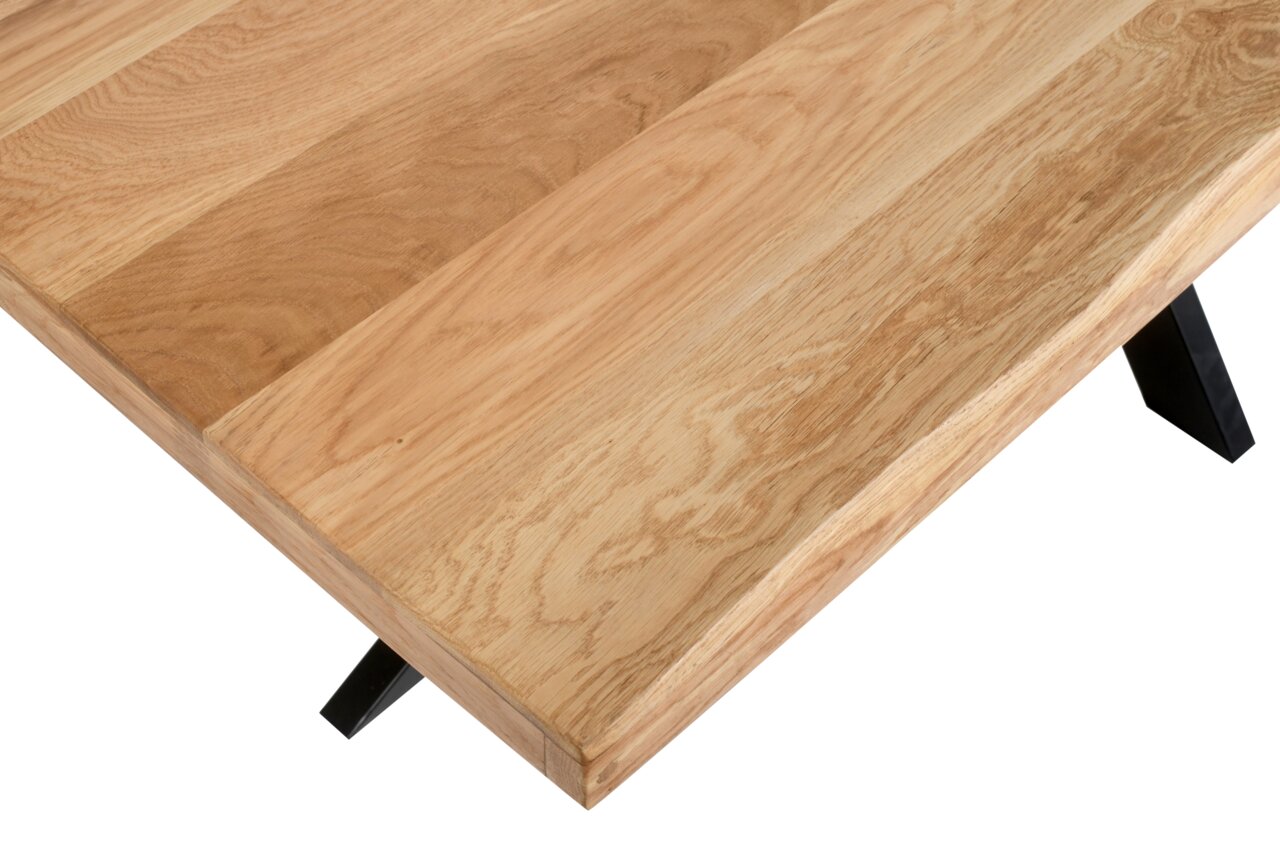 Nahaufnahme eines Esstisches aus Holz mit schwarzem Metallgestell, von oben fotografiert.