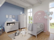 Kinderzimmer mit Wickelaufsatz in breiter Perspektive, Wickelkommode links, Gitterbett rechts, pastellfarbene Dekoration.