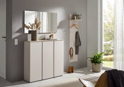 Modernes Flur-Set mit weißer Schuhkommode und Wandgarderobe mit Ablage, Haken und Kleiderbügeln, darüber ein rechteckiger Spiegel; Perspektive: frontale leicht seitliche Ansicht im hellen Eingangsbereich