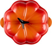 Glänzende, rot-orange Servierschale in Paprikaform mit schwarzen Stieldetails und seitlichen Griffen, aus der Draufsicht vor weißem Hintergrund