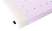Nahaufnahme einer lila Matratze mit weißen Schichten und Löchern, seitliche Perspektive