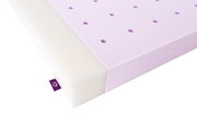 Nahaufnahme einer lila Matratze mit weißen Schichten und Löchern, seitliche Perspektive