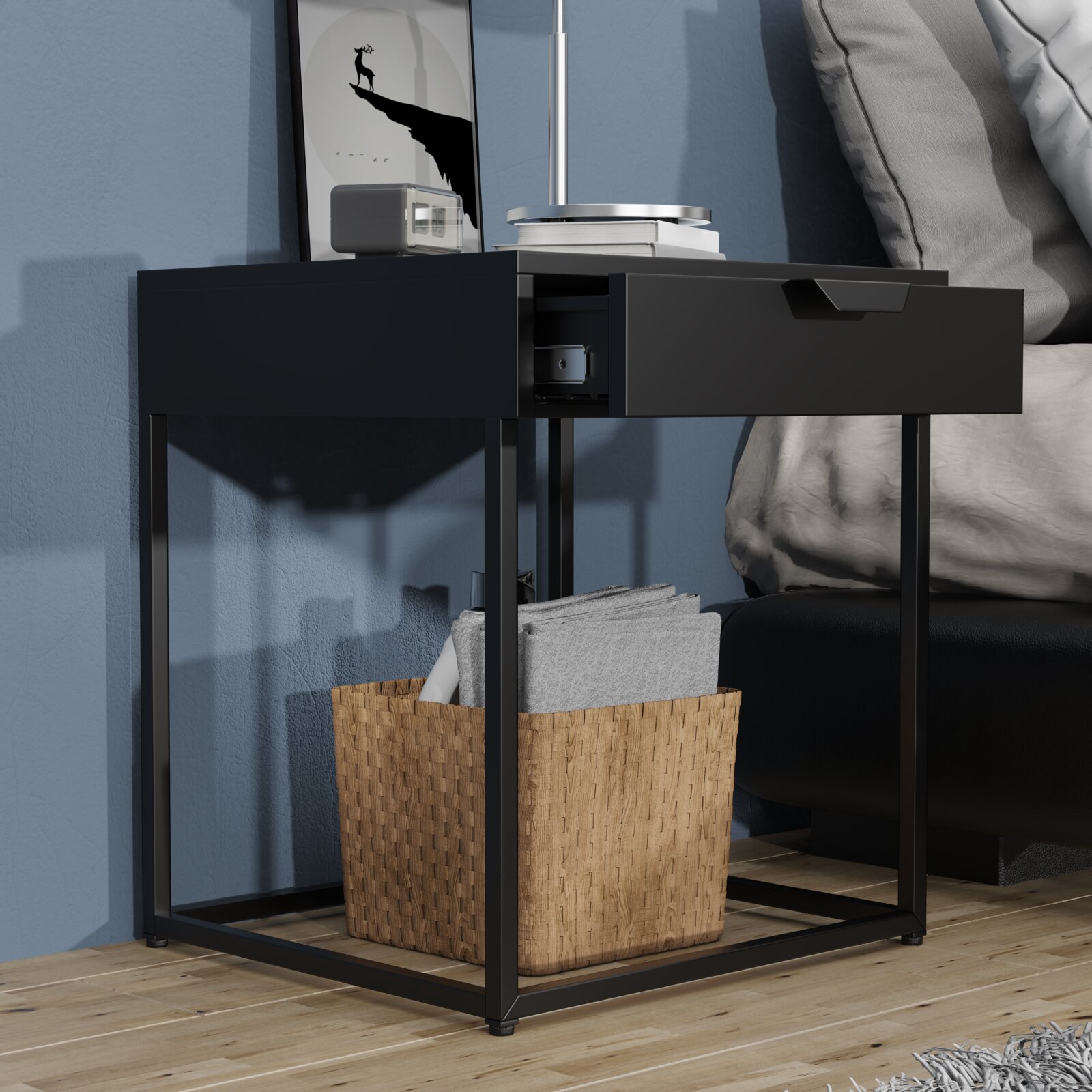 Schwarzer Nachttisch/Beistelltisch im modernen Design mit Metallgestell und geöffneter Schublade neben einem Bett, frontale leicht seitliche Perspektive
