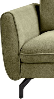 Detailaufnahme eines modernen Sofas in olivgrünem Stoff mit abgerundeter Armlehne, Sitzkissen mit Kedernaht und schwarzem Metallfuß, seitliche Perspektive