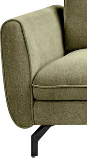 Detailaufnahme eines modernen Sofas in olivgrünem Stoff mit abgerundeter Armlehne, Sitzkissen mit Kedernaht und schwarzem Metallfuß, seitliche Perspektive