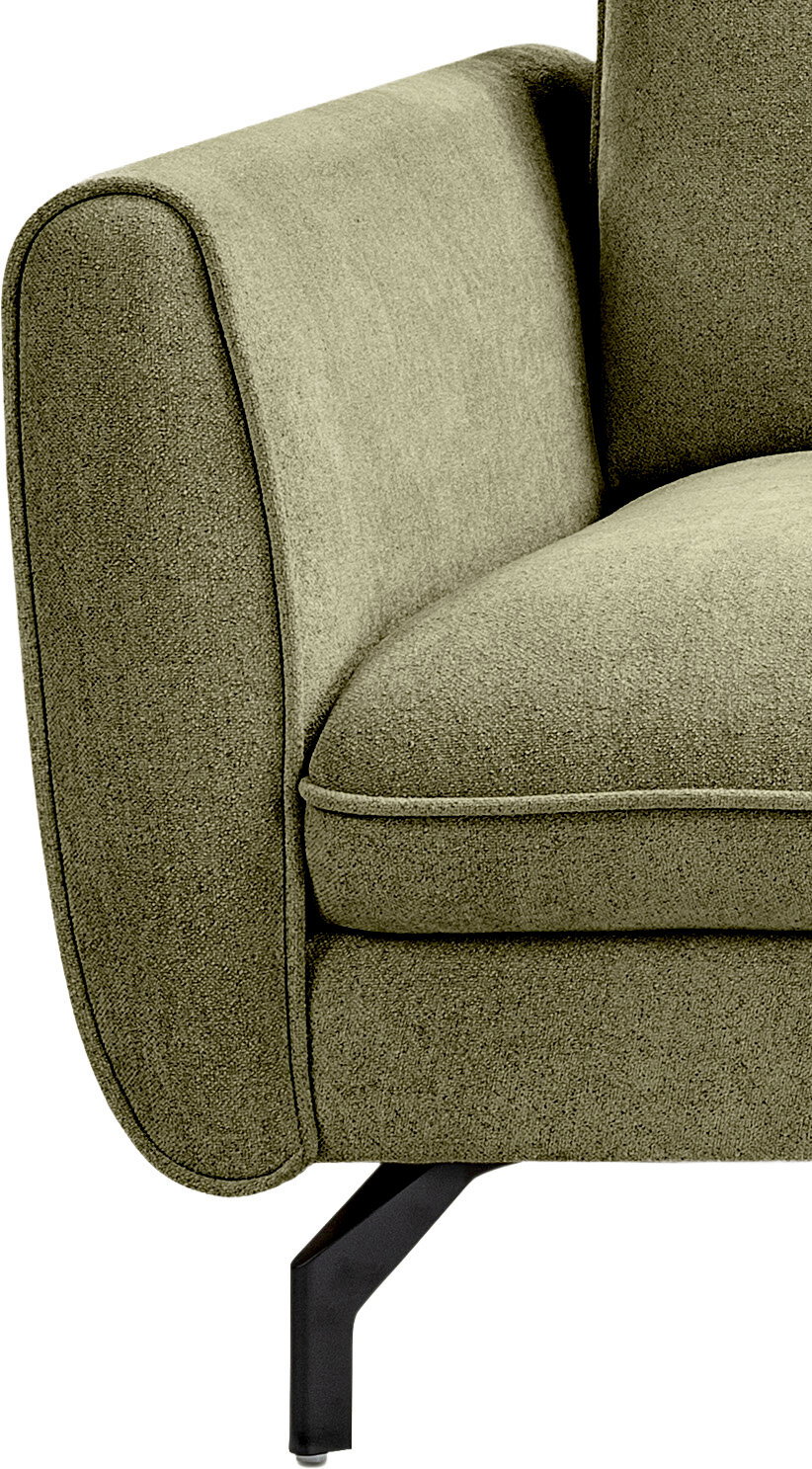Detailaufnahme eines modernen Sofas in olivgrünem Stoff mit abgerundeter Armlehne, Sitzkissen mit Kedernaht und schwarzem Metallfuß, seitliche Perspektive
