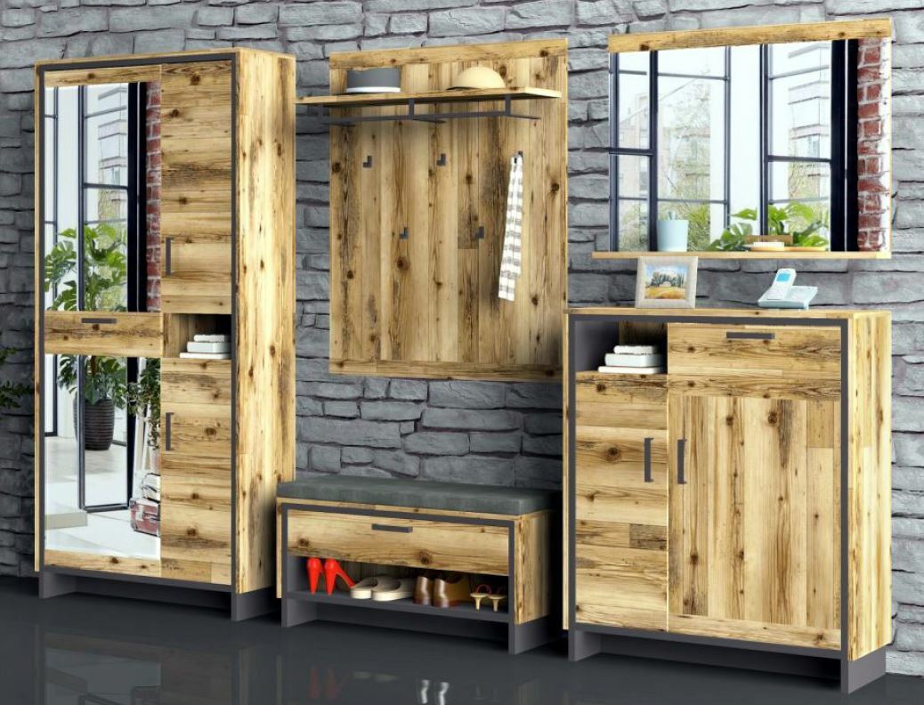 Garderoben-Set aus Holz mit Spiegel, bestehend aus einem hohen Schrank mit Spiegel, einer Wandgarderobe mit Haken, einem Schuhschrank und einem Wandspiegel, in einer modernen Wohnung mit Steinwand, Perspektive von vorne.