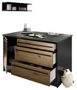 Kücheninsel mit Holzfronten und schwarzer Arbeitsplatte, offene Schubladen und Schranktür, seitliche Perspektive